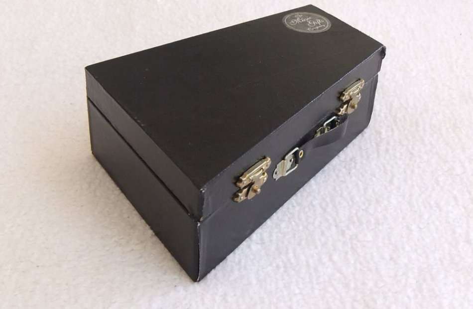 A FABULOUS VINTAGE MINIATURE LACQUERED WOOD MODEL OF A HARP WITH ITS ORIGINAL CASE !! RARE FIND !!