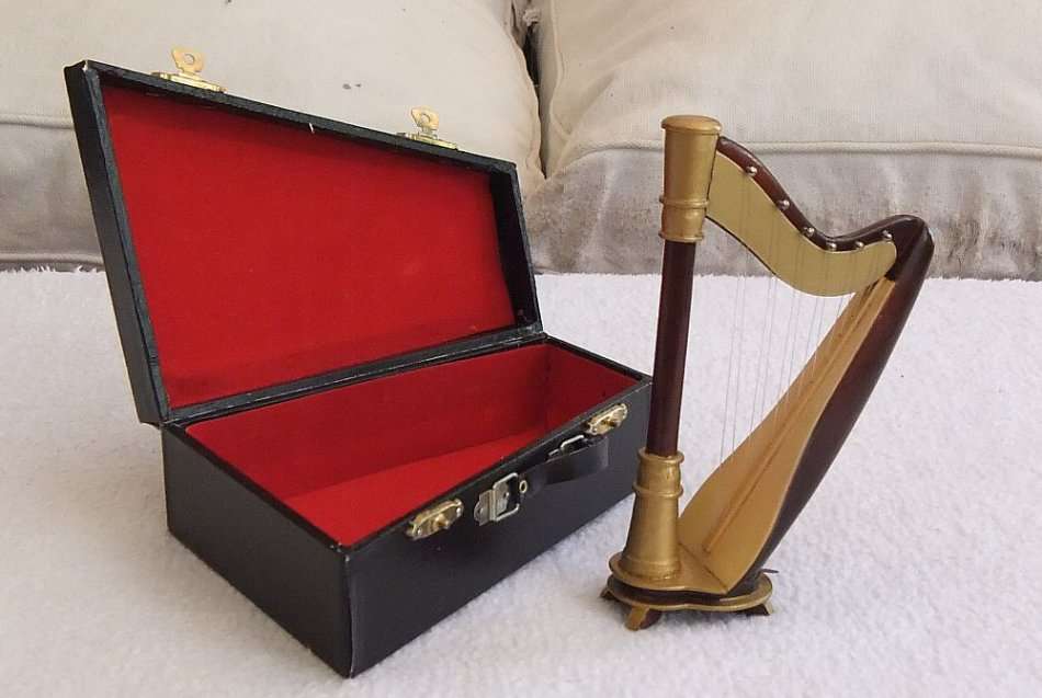 A FABULOUS VINTAGE MINIATURE LACQUERED WOOD MODEL OF A HARP WITH ITS ORIGINAL CASE !! RARE FIND !!