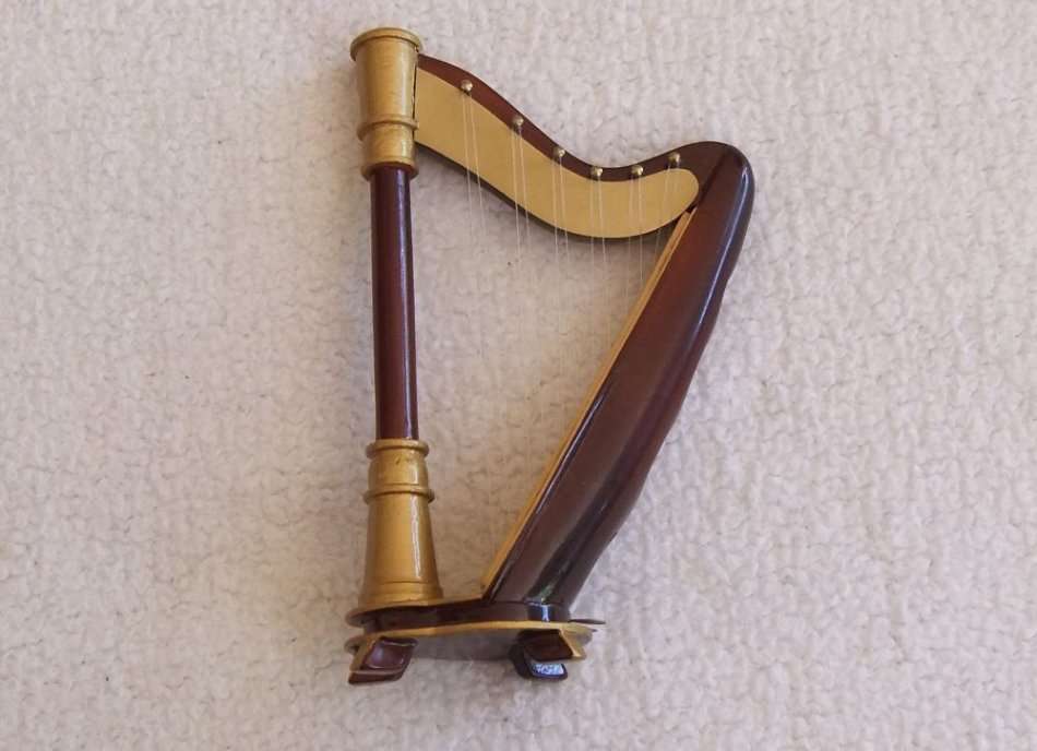 A FABULOUS VINTAGE MINIATURE LACQUERED WOOD MODEL OF A HARP WITH ITS ORIGINAL CASE !! RARE FIND !!