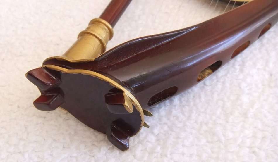 A FABULOUS VINTAGE MINIATURE LACQUERED WOOD MODEL OF A HARP WITH ITS ORIGINAL CASE !! RARE FIND !!