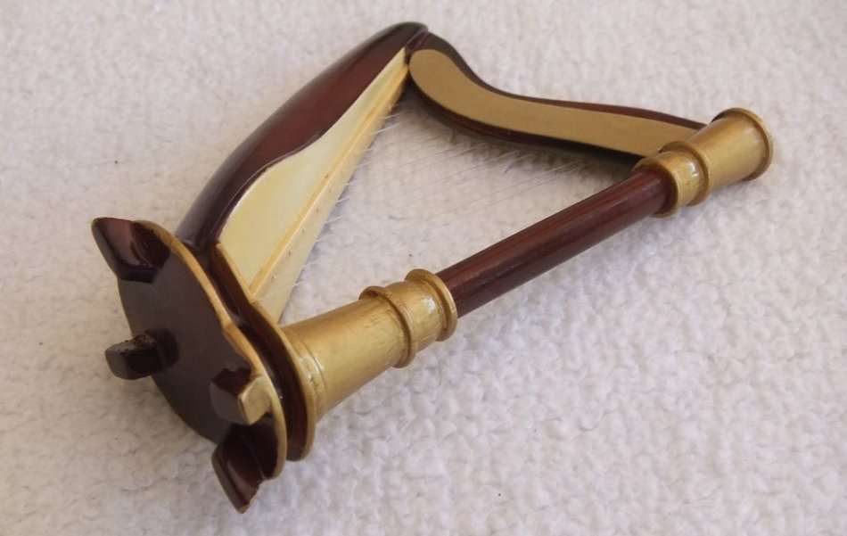 A FABULOUS VINTAGE MINIATURE LACQUERED WOOD MODEL OF A HARP WITH ITS ORIGINAL CASE !! RARE FIND !!