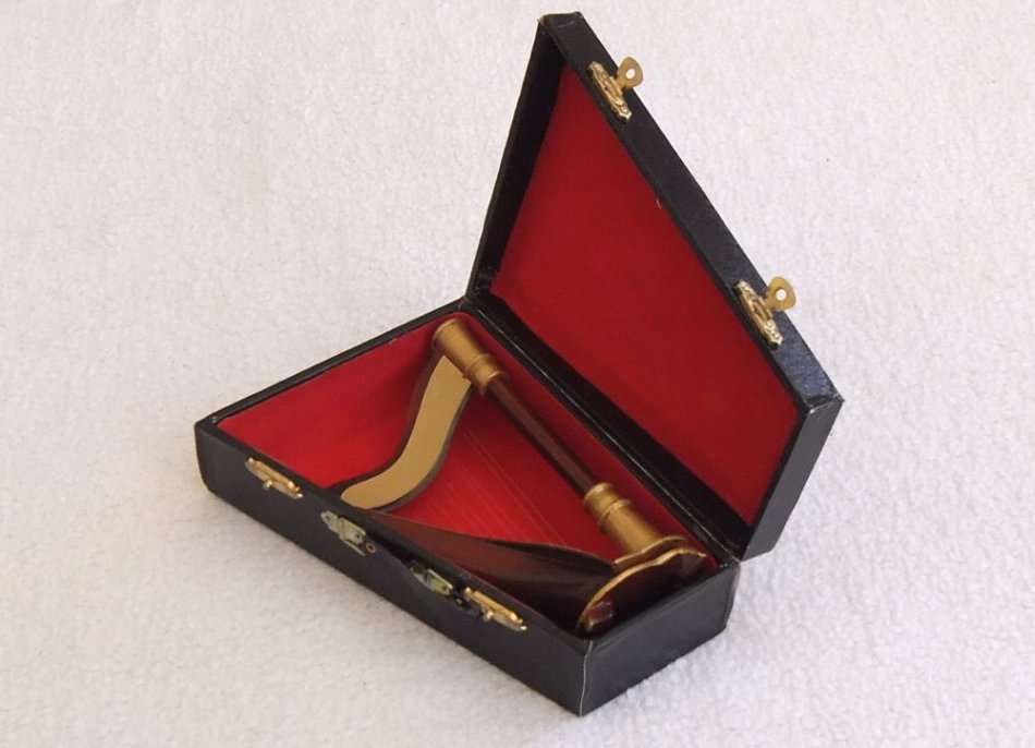 A FABULOUS VINTAGE MINIATURE LACQUERED WOOD MODEL OF A HARP WITH ITS ORIGINAL CASE !! RARE FIND !!