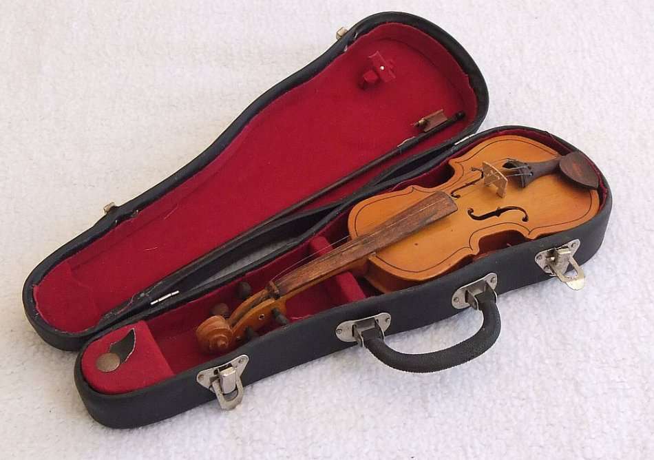 A MAGNIFICENT VINTAGE MINIATURE WOODEN MODEL OF A VIOLIN AMD BOW WITH ITS OWN CASE !! BRAVO !!