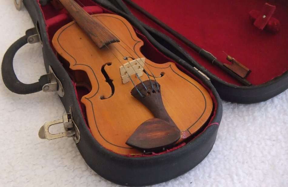 A MAGNIFICENT VINTAGE MINIATURE WOODEN MODEL OF A VIOLIN AMD BOW WITH ITS OWN CASE !! BRAVO !!