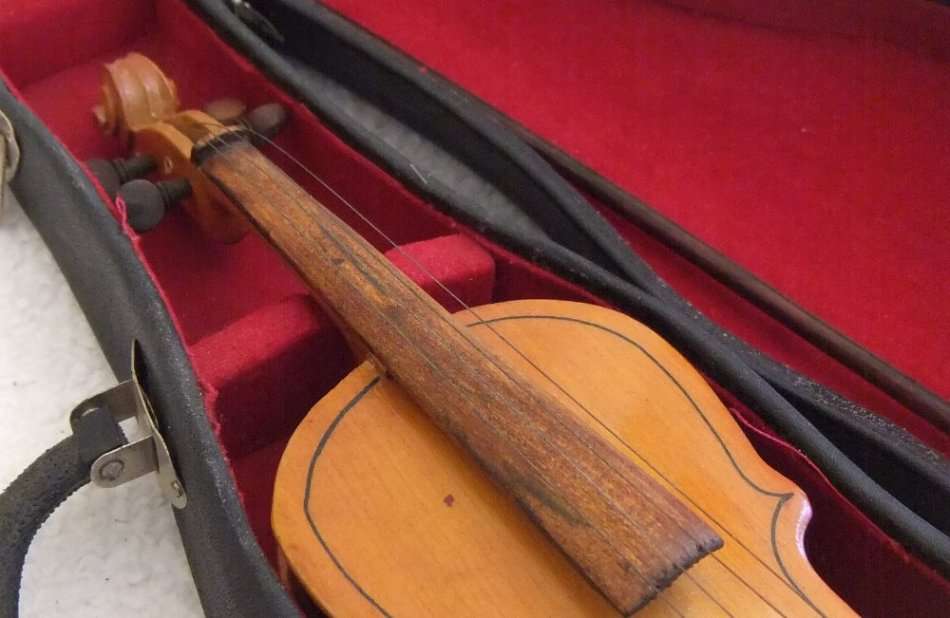 A MAGNIFICENT VINTAGE MINIATURE WOODEN MODEL OF A VIOLIN AMD BOW WITH ITS OWN CASE !! BRAVO !!