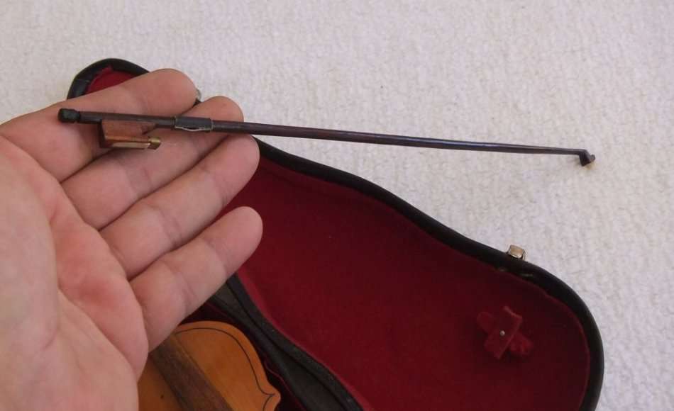A MAGNIFICENT VINTAGE MINIATURE WOODEN MODEL OF A VIOLIN AMD BOW WITH ITS OWN CASE !! BRAVO !!