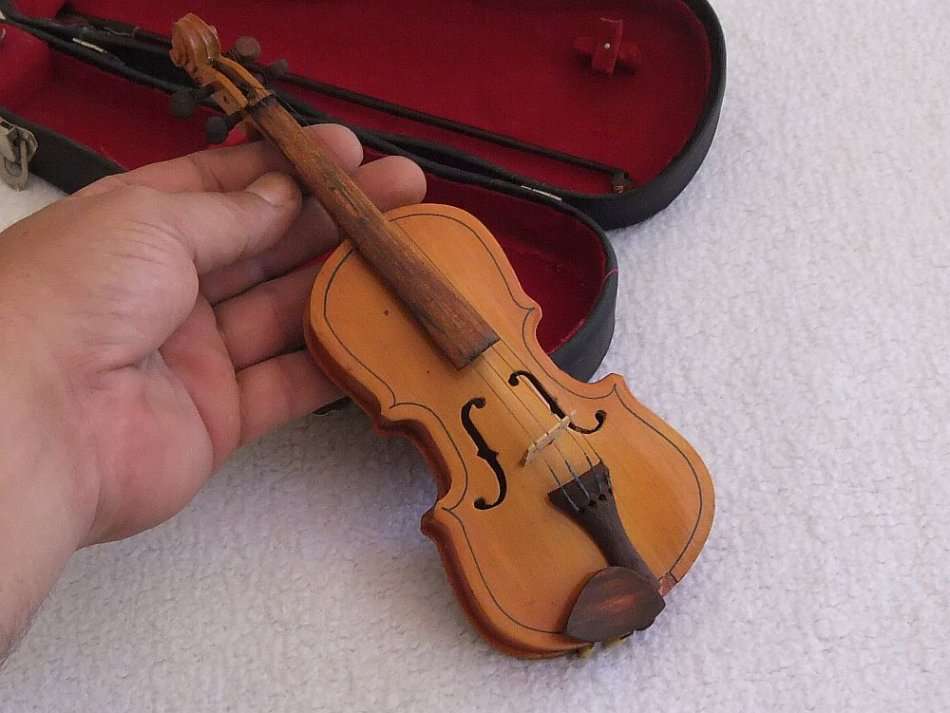 A MAGNIFICENT VINTAGE MINIATURE WOODEN MODEL OF A VIOLIN AMD BOW WITH ITS OWN CASE !! BRAVO !!