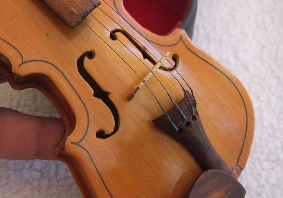 A MAGNIFICENT VINTAGE MINIATURE WOODEN MODEL OF A VIOLIN AMD BOW WITH ITS OWN CASE !! BRAVO !!
