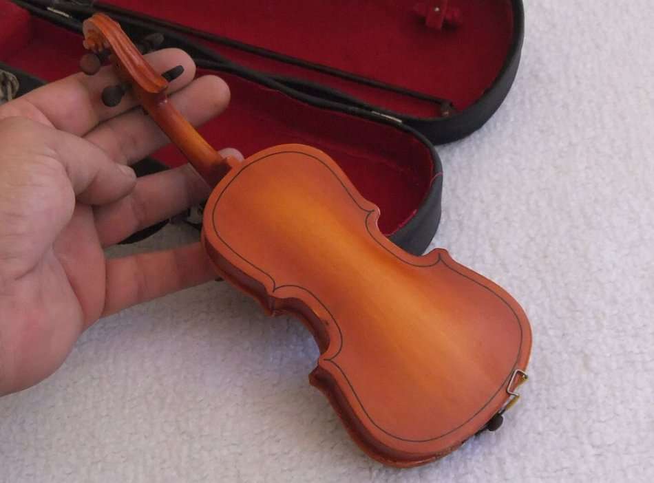 A MAGNIFICENT VINTAGE MINIATURE WOODEN MODEL OF A VIOLIN AMD BOW WITH ITS OWN CASE !! BRAVO !!
