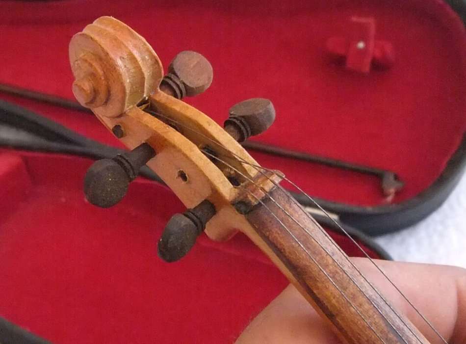 A MAGNIFICENT VINTAGE MINIATURE WOODEN MODEL OF A VIOLIN AMD BOW WITH ITS OWN CASE !! BRAVO !!
