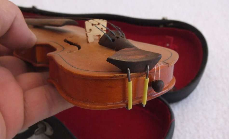 A MAGNIFICENT VINTAGE MINIATURE WOODEN MODEL OF A VIOLIN AMD BOW WITH ITS OWN CASE !! BRAVO !!