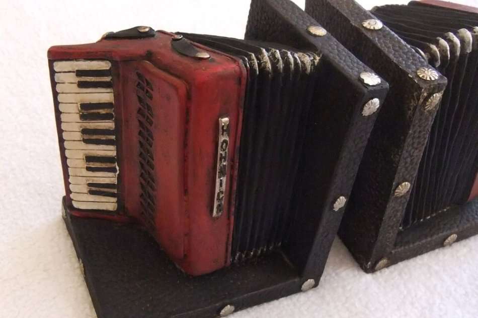 WOW !! A STUNNING HEAVY SOLID RESIN COMPOSITE PAIR OF BOOK ENDS IN THE FORM OF A PIANO ACCORDIAN !!
