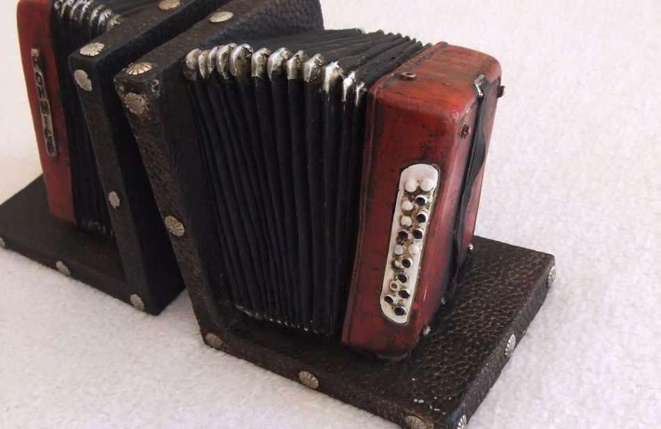 WOW !! A STUNNING HEAVY SOLID RESIN COMPOSITE PAIR OF BOOK ENDS IN THE FORM OF A PIANO ACCORDIAN !!