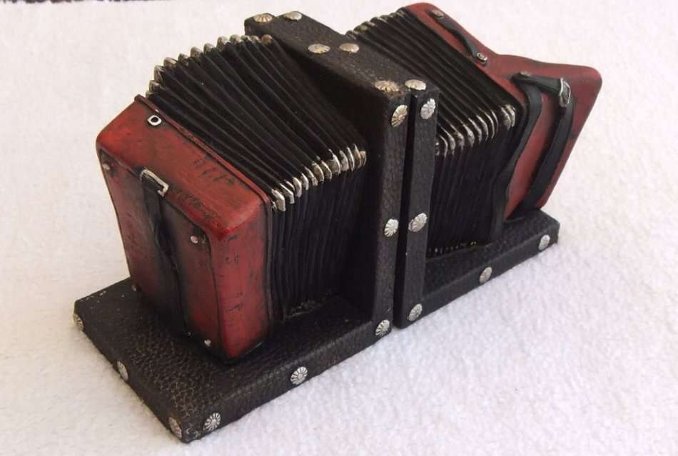 WOW !! A STUNNING HEAVY SOLID RESIN COMPOSITE PAIR OF BOOK ENDS IN THE FORM OF A PIANO ACCORDIAN !!
