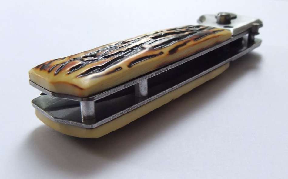 GREAT LOOK !! A BRAND NEW SHARP FLICK KNIFE WITH FAUX ANTLER HANDLE !! FREE COMBINING !!