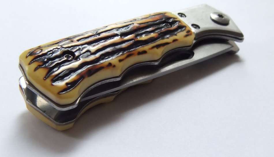 GREAT LOOK !! A BRAND NEW SHARP FLICK KNIFE WITH FAUX ANTLER HANDLE !! FREE COMBINING !!