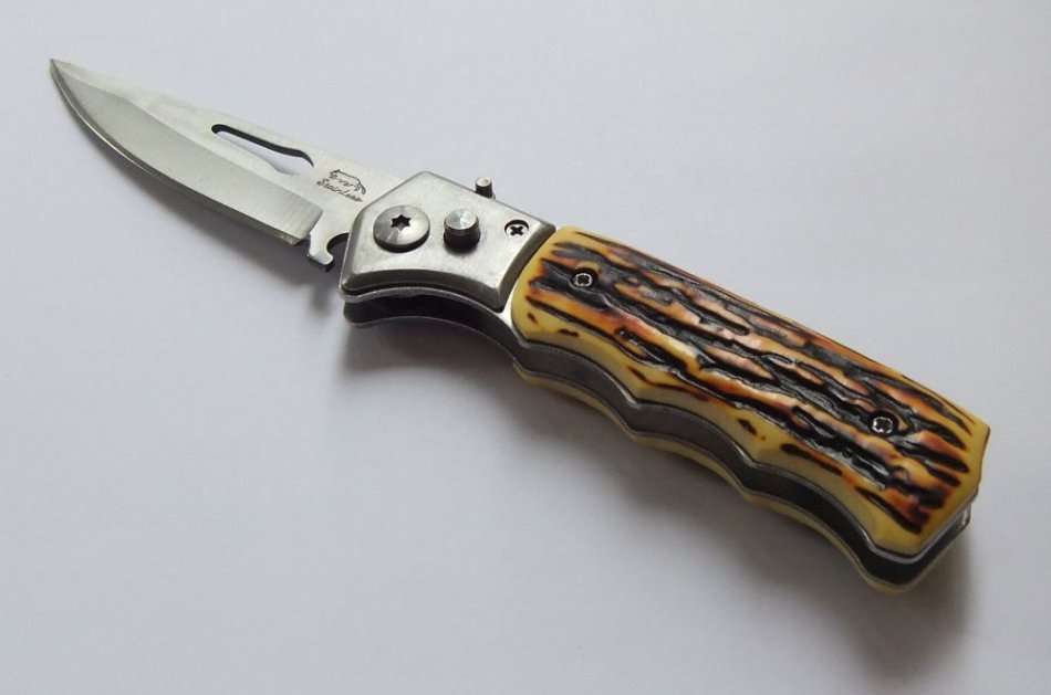 GREAT LOOK !! A BRAND NEW SHARP FLICK KNIFE WITH FAUX ANTLER HANDLE !! FREE COMBINING !!