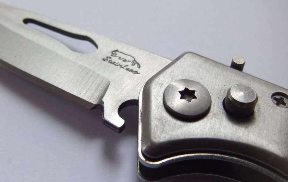 GREAT LOOK !! A BRAND NEW SHARP FLICK KNIFE WITH FAUX ANTLER HANDLE !! FREE COMBINING !!