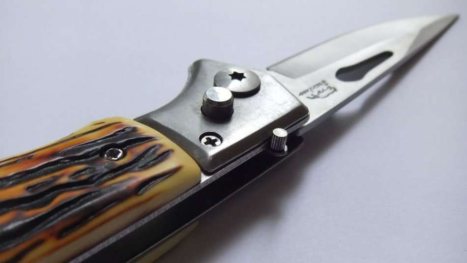 GREAT LOOK !! A BRAND NEW SHARP FLICK KNIFE WITH FAUX ANTLER HANDLE !! FREE COMBINING !!