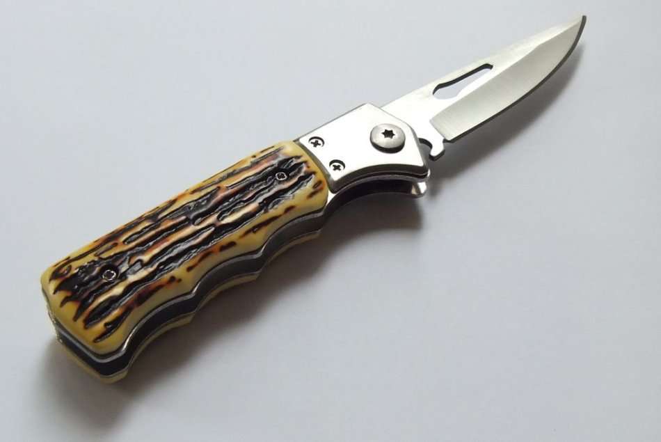 GREAT LOOK !! A BRAND NEW SHARP FLICK KNIFE WITH FAUX ANTLER HANDLE !! FREE COMBINING !!