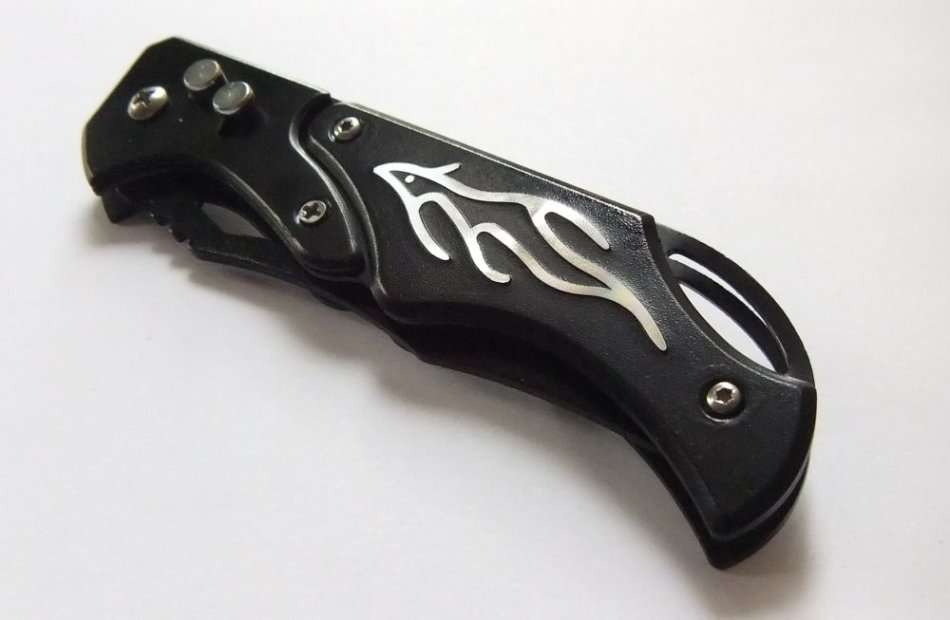 WOW !! A STYLISH AND SHARP BRAND NEW FLICK KNIFE WITH TRIBAL MOTIF !! FREE COMBINING !!