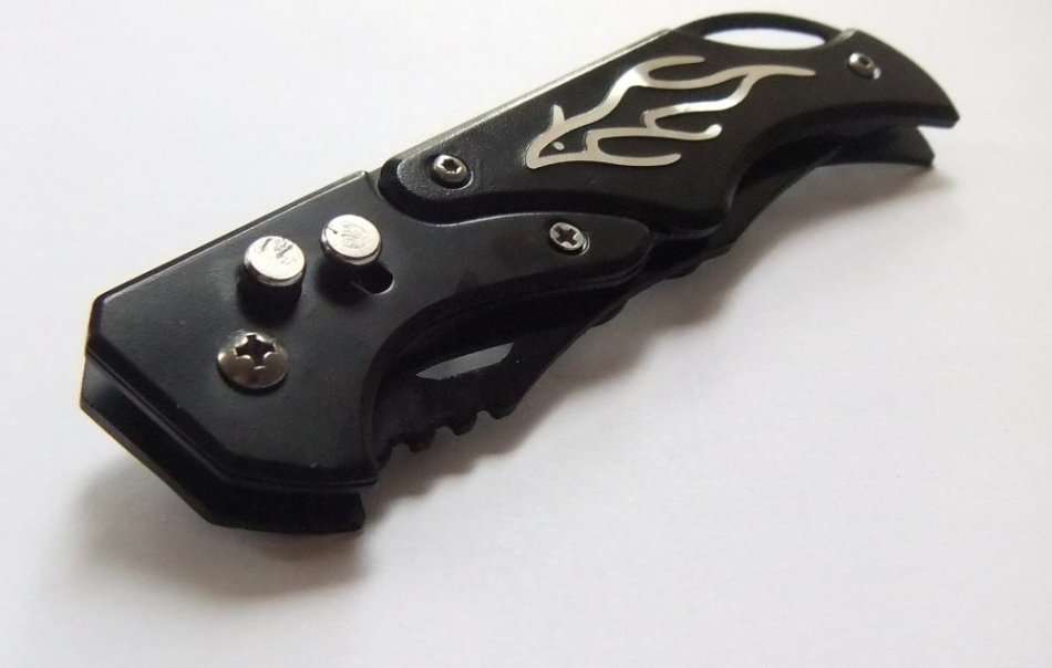 WOW !! A STYLISH AND SHARP BRAND NEW FLICK KNIFE WITH TRIBAL MOTIF !! FREE COMBINING !!