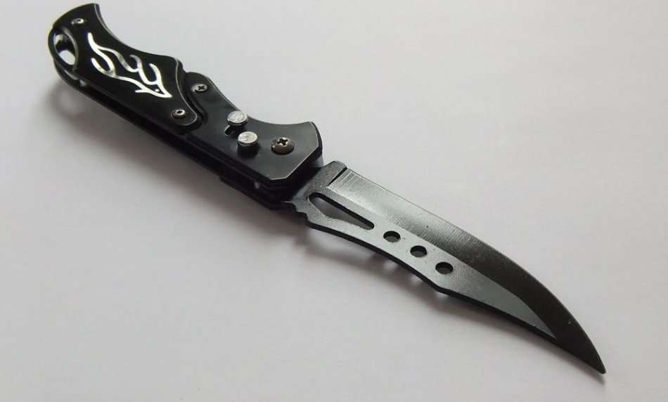 WOW !! A STYLISH AND SHARP BRAND NEW FLICK KNIFE WITH TRIBAL MOTIF !! FREE COMBINING !!