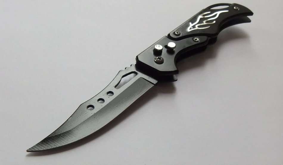 WOW !! A STYLISH AND SHARP BRAND NEW FLICK KNIFE WITH TRIBAL MOTIF !! FREE COMBINING !!