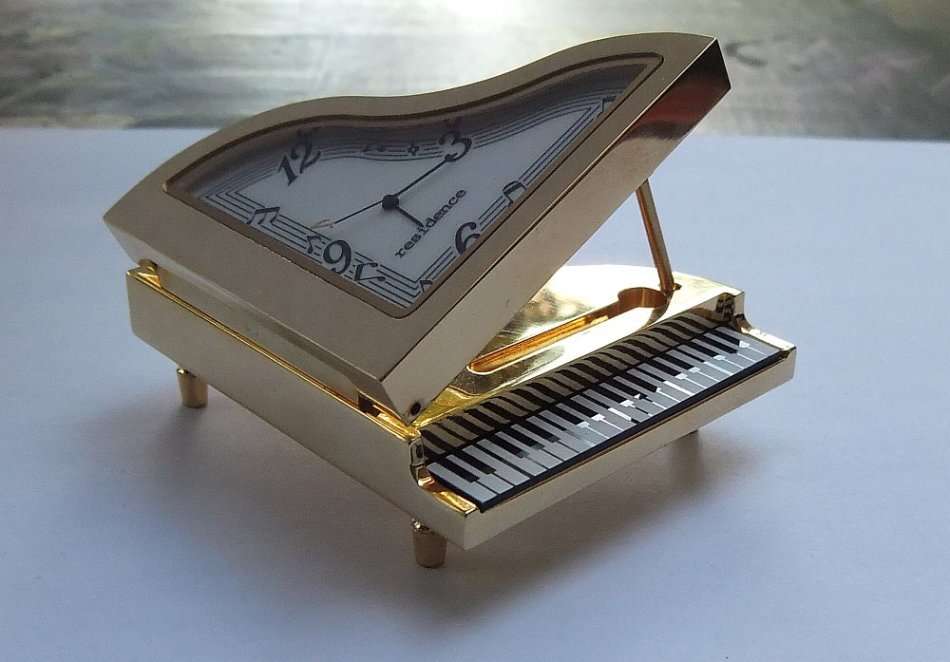 A NOTEWORTHY FIND !! PERFECT GIFT !! A VERY HEAVY FOR SIZE METAL CLOCK IN PIANO FORM WITH BOX !! WOW