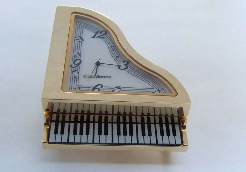 A NOTEWORTHY FIND !! PERFECT GIFT !! A VERY HEAVY FOR SIZE METAL CLOCK IN PIANO FORM WITH BOX !! WOW