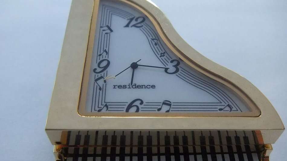 A NOTEWORTHY FIND !! PERFECT GIFT !! A VERY HEAVY FOR SIZE METAL CLOCK IN PIANO FORM WITH BOX !! WOW