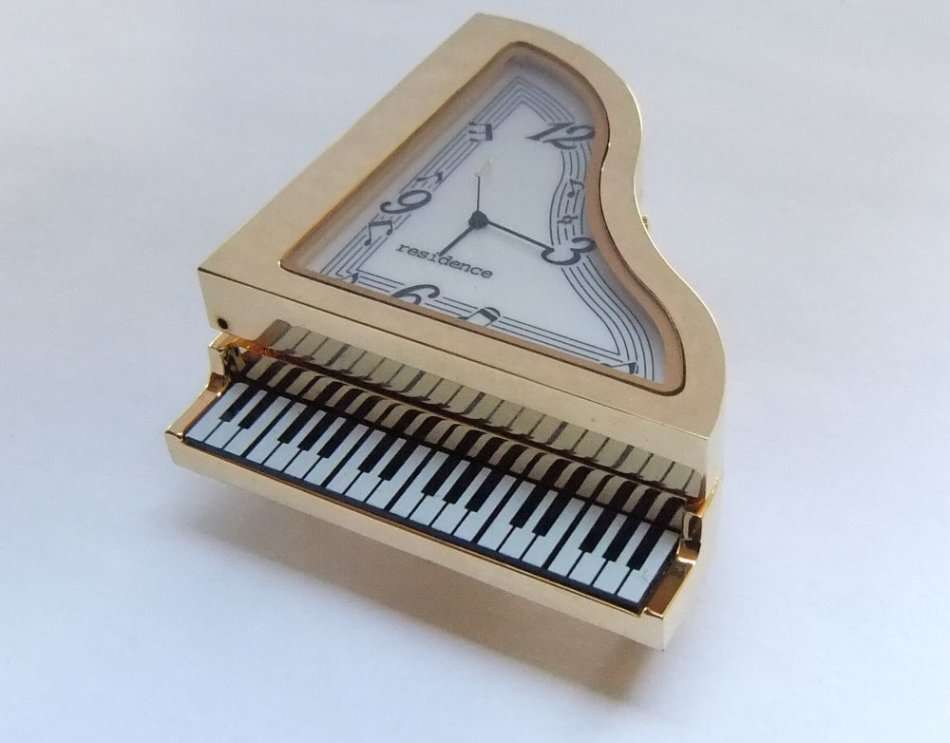 A NOTEWORTHY FIND !! PERFECT GIFT !! A VERY HEAVY FOR SIZE METAL CLOCK IN PIANO FORM WITH BOX !! WOW