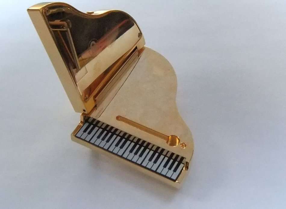 A NOTEWORTHY FIND !! PERFECT GIFT !! A VERY HEAVY FOR SIZE METAL CLOCK IN PIANO FORM WITH BOX !! WOW