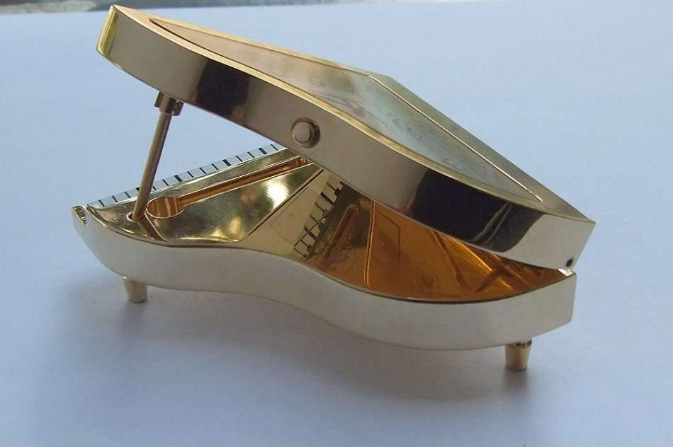 A NOTEWORTHY FIND !! PERFECT GIFT !! A VERY HEAVY FOR SIZE METAL CLOCK IN PIANO FORM WITH BOX !! WOW