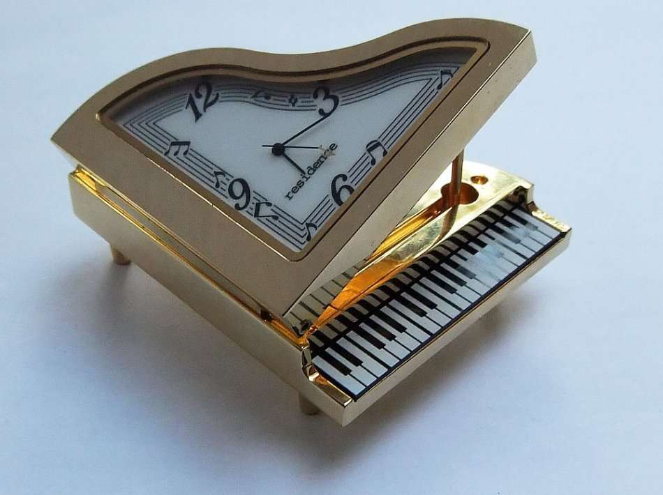 A NOTEWORTHY FIND !! PERFECT GIFT !! A VERY HEAVY FOR SIZE METAL CLOCK IN PIANO FORM WITH BOX !! WOW