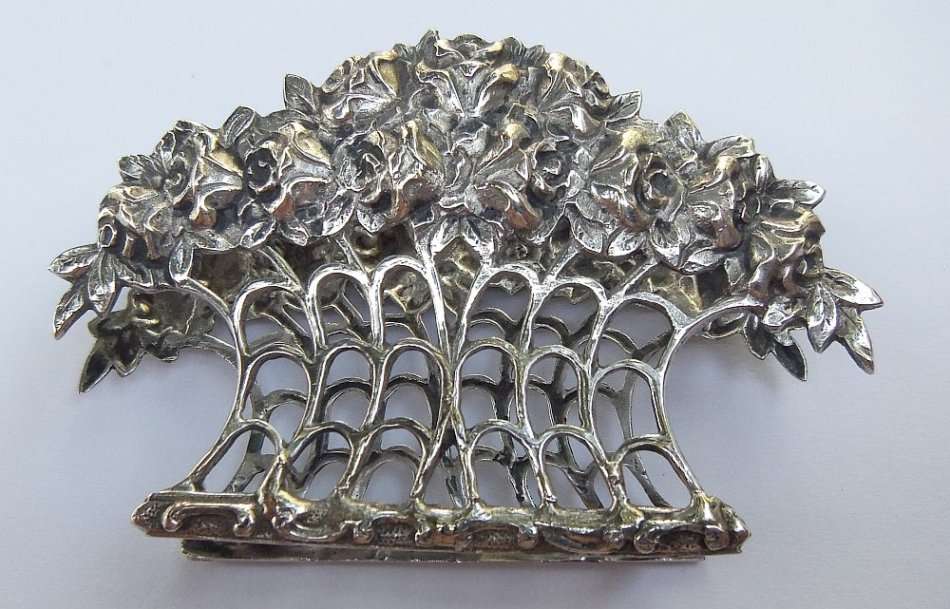 RARE FIND !! AN OLD SOLID 80% SILVER SERVIETTE OR LETTER HOLDER WITH INTRICATE ROSE DETAIL !!