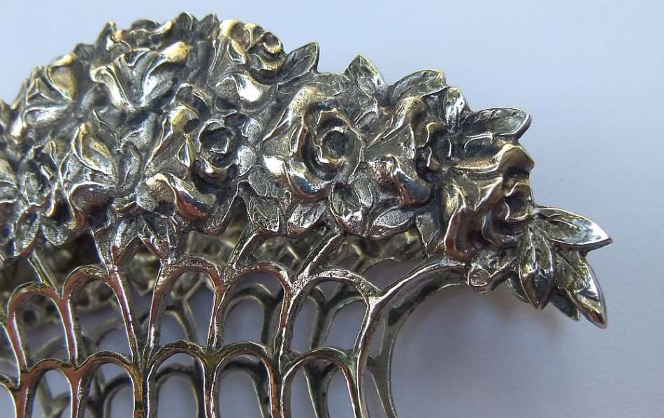 RARE FIND !! AN OLD SOLID 80% SILVER SERVIETTE OR LETTER HOLDER WITH INTRICATE ROSE DETAIL !!