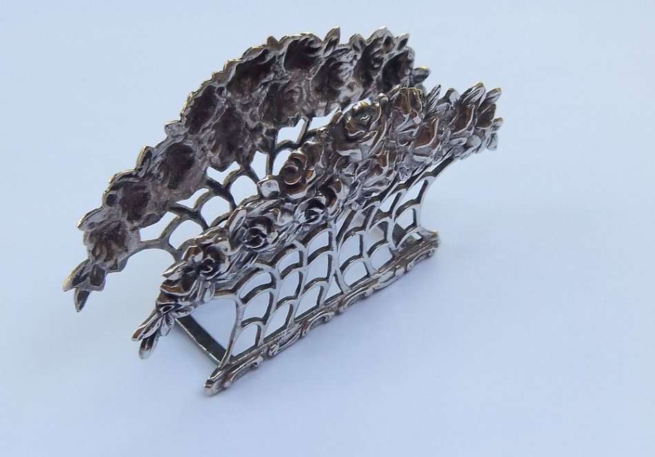 RARE FIND !! AN OLD SOLID 80% SILVER SERVIETTE OR LETTER HOLDER WITH INTRICATE ROSE DETAIL !!