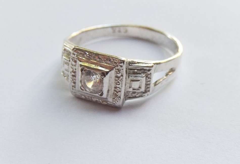 KYK HIER !! A CLASSY SOLID STERLING SILVER RING WITH A VINTAGE LOOK SET WITH A FACETED STONE !! WOW