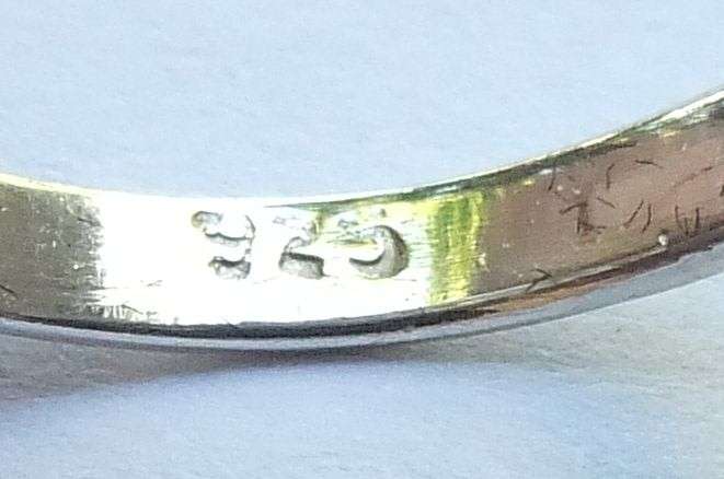 KYK HIER !! A CLASSY SOLID STERLING SILVER RING WITH A VINTAGE LOOK SET WITH A FACETED STONE !! WOW