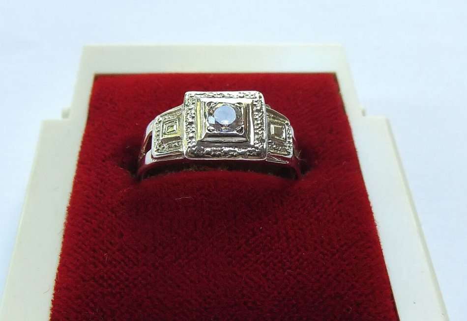 KYK HIER !! A CLASSY SOLID STERLING SILVER RING WITH A VINTAGE LOOK SET WITH A FACETED STONE !! WOW
