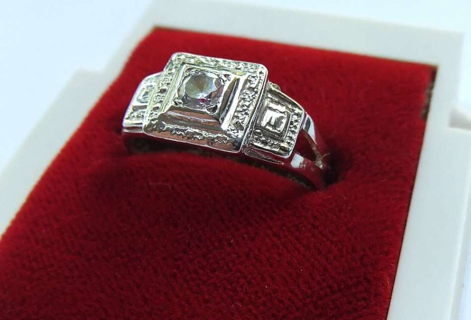 KYK HIER !! A CLASSY SOLID STERLING SILVER RING WITH A VINTAGE LOOK SET WITH A FACETED STONE !! WOW