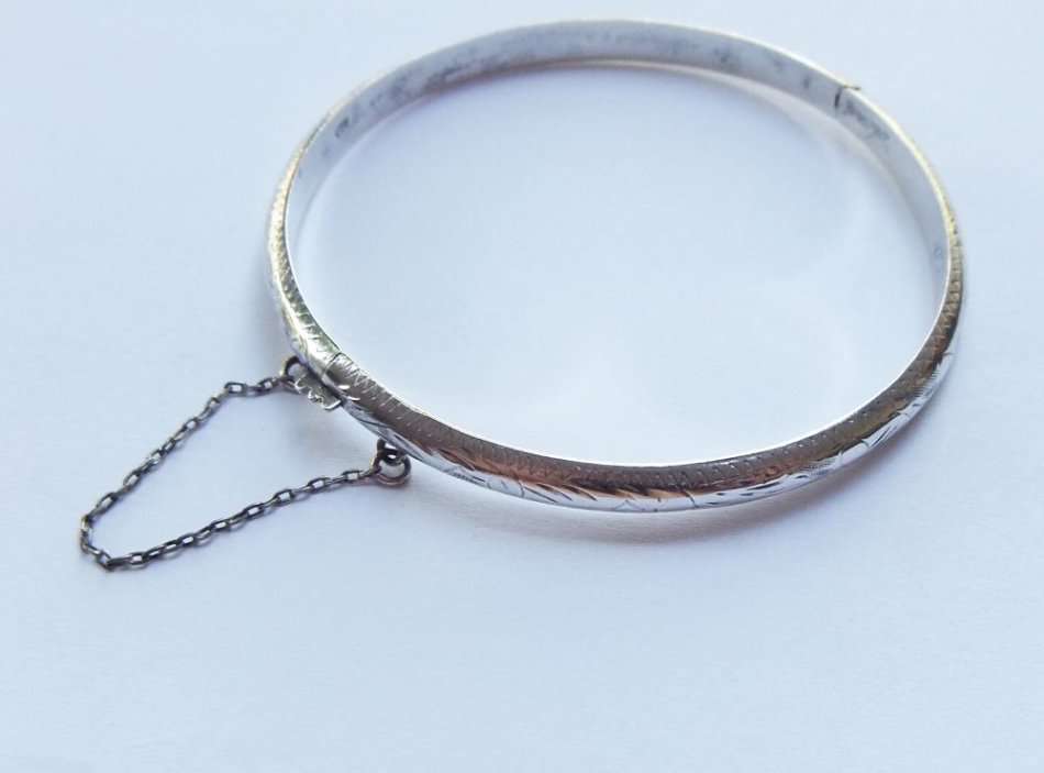 KOM KYK !! A VINTAGE STERLING SILVER HINGED BANGLE WITH SAFETY CHAIN AND ENGRAVED DECORATION !! WOW