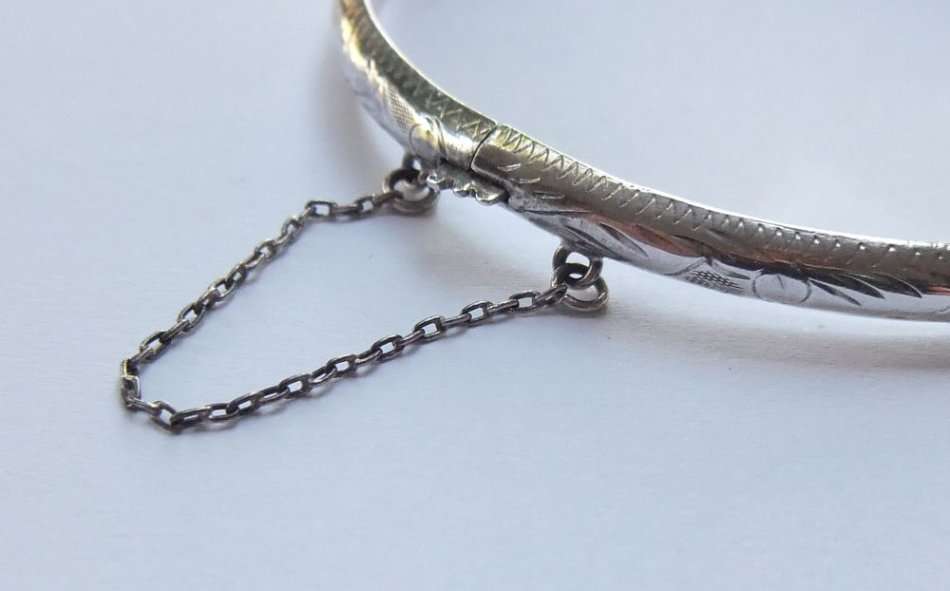 KOM KYK !! A VINTAGE STERLING SILVER HINGED BANGLE WITH SAFETY CHAIN AND ENGRAVED DECORATION !! WOW