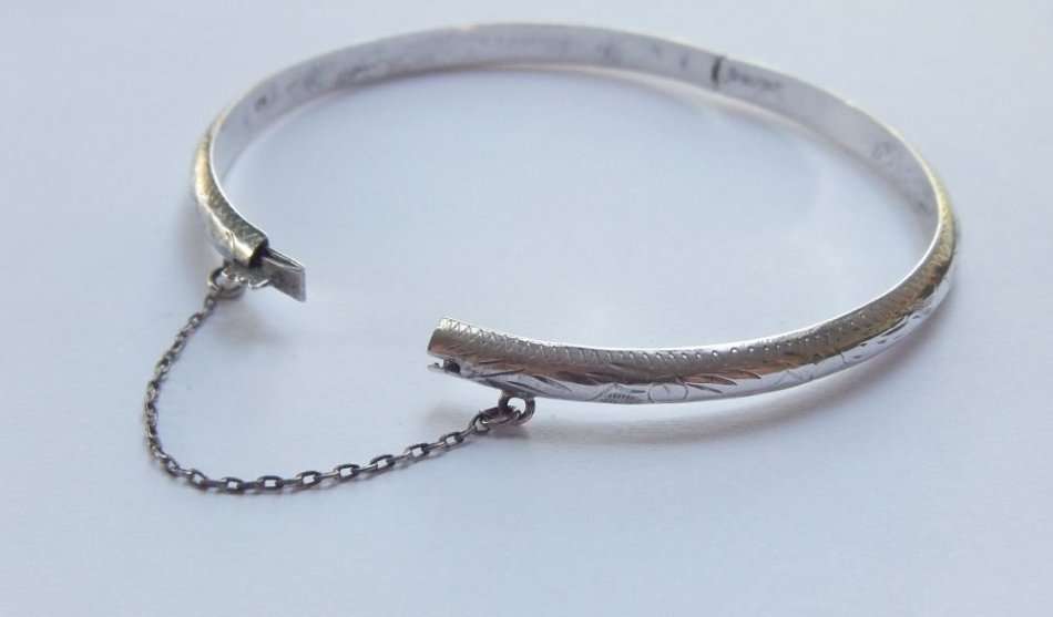 KOM KYK !! A VINTAGE STERLING SILVER HINGED BANGLE WITH SAFETY CHAIN AND ENGRAVED DECORATION !! WOW