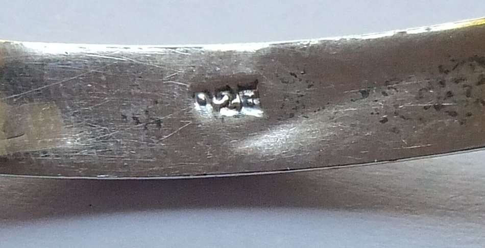 KOM KYK !! A VINTAGE STERLING SILVER HINGED BANGLE WITH SAFETY CHAIN AND ENGRAVED DECORATION !! WOW