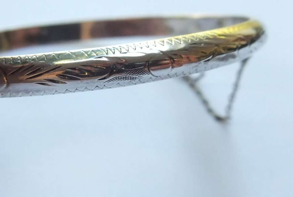KOM KYK !! A VINTAGE STERLING SILVER HINGED BANGLE WITH SAFETY CHAIN AND ENGRAVED DECORATION !! WOW