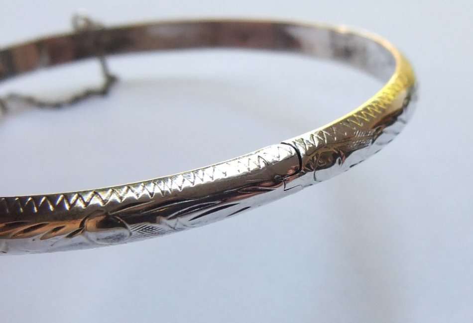 KOM KYK !! A VINTAGE STERLING SILVER HINGED BANGLE WITH SAFETY CHAIN AND ENGRAVED DECORATION !! WOW
