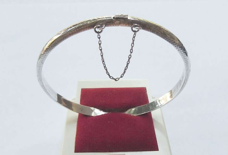 KOM KYK !! A VINTAGE STERLING SILVER HINGED BANGLE WITH SAFETY CHAIN AND ENGRAVED DECORATION !! WOW