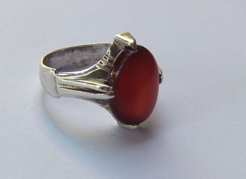 A UNIQUE VINTAGE SOLID STERLING SILVER RING WITH A "CLAWED" CABOCHON CARNELIAN STONE !! WOW !!